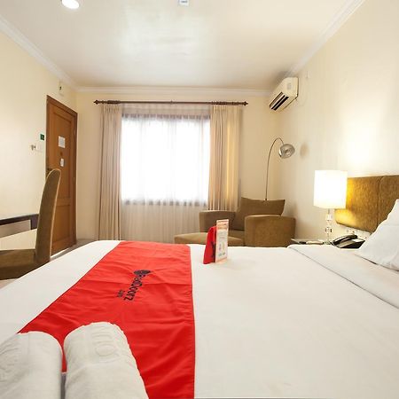 Reddoorz Premium @ Raya Nginden Hotel Wonocolo Exterior photo