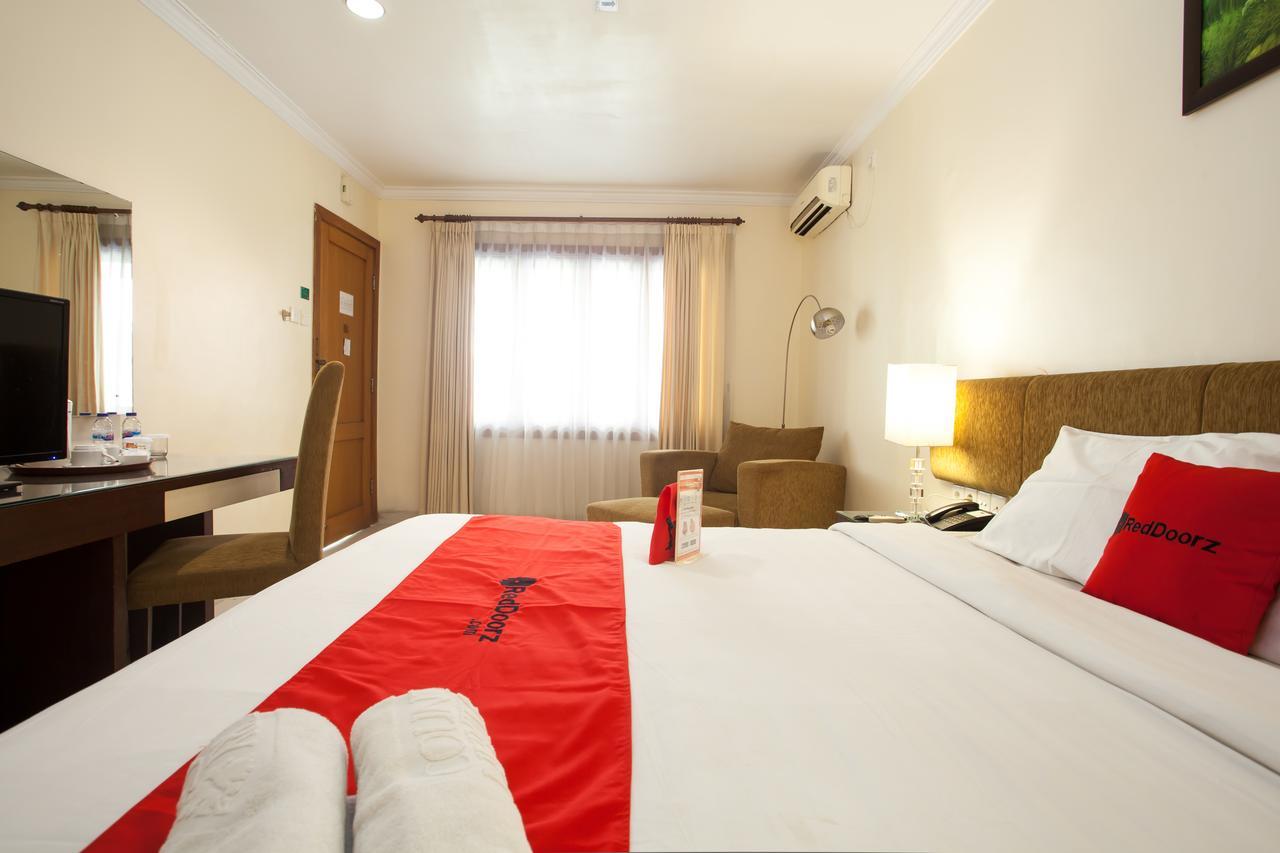 Reddoorz Premium @ Raya Nginden Hotel Wonocolo Exterior photo