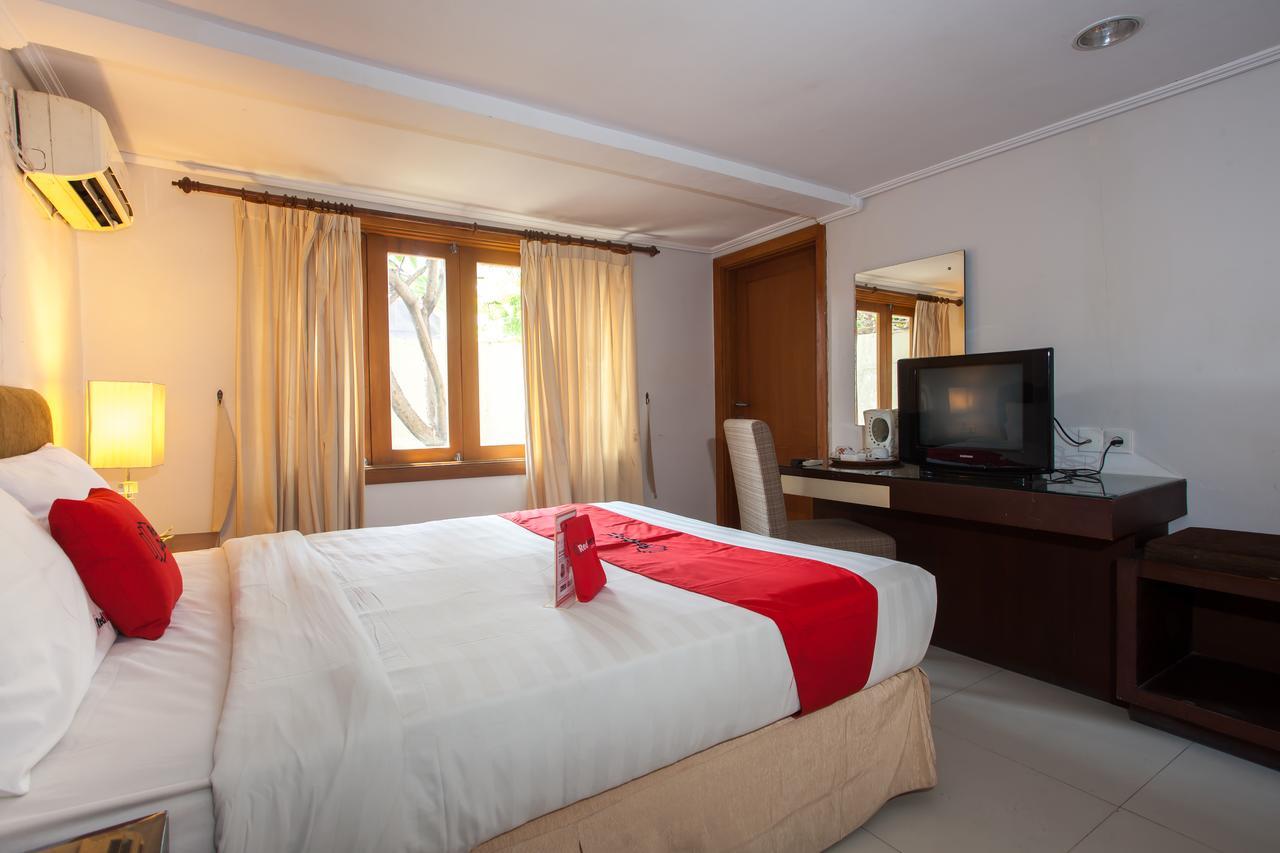 Reddoorz Premium @ Raya Nginden Hotel Wonocolo Exterior photo