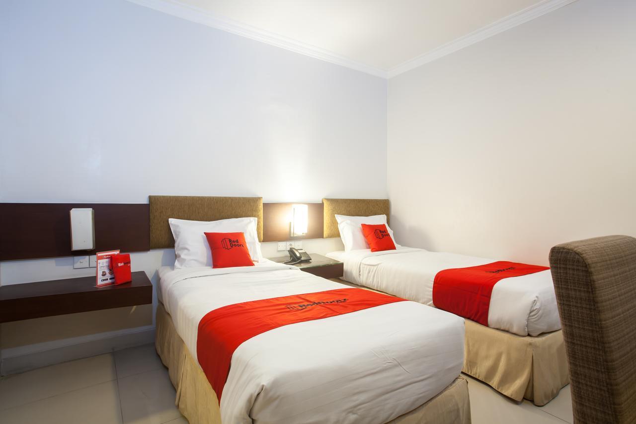 Reddoorz Premium @ Raya Nginden Hotel Wonocolo Exterior photo