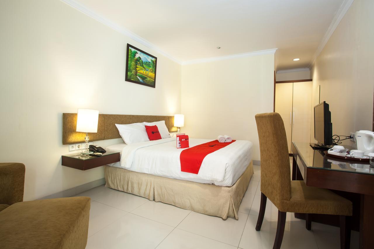 Reddoorz Premium @ Raya Nginden Hotel Wonocolo Exterior photo