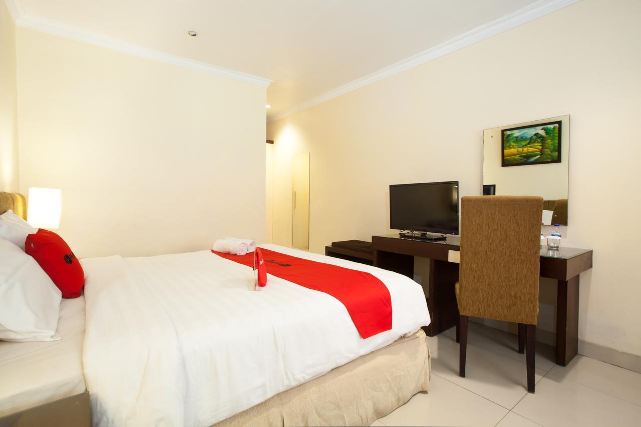 Reddoorz Premium @ Raya Nginden Hotel Wonocolo Exterior photo