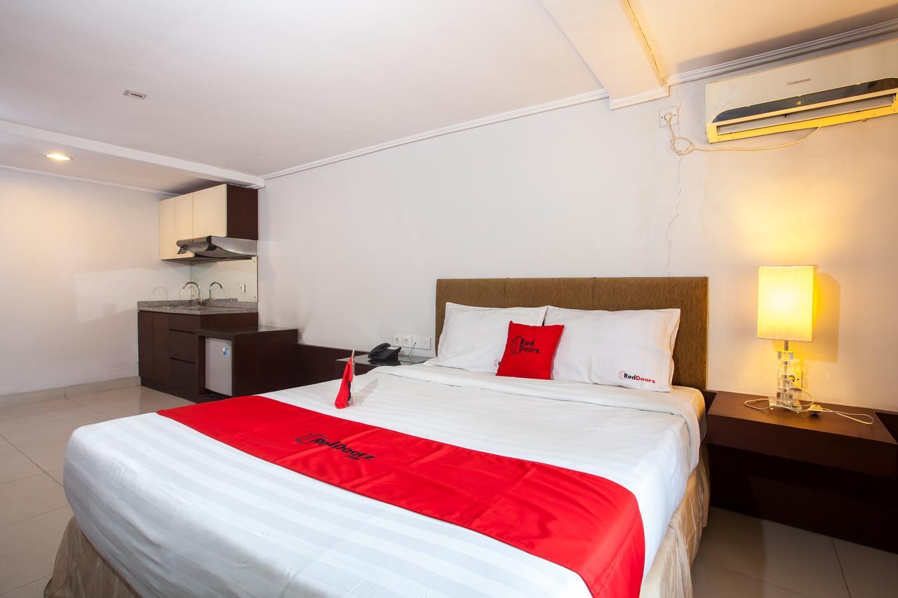 Reddoorz Premium @ Raya Nginden Hotel Wonocolo Exterior photo