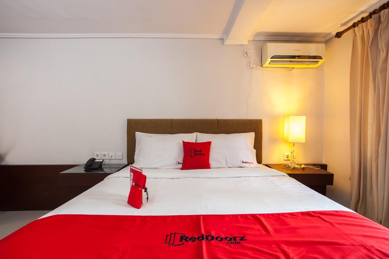 Reddoorz Premium @ Raya Nginden Hotel Wonocolo Exterior photo