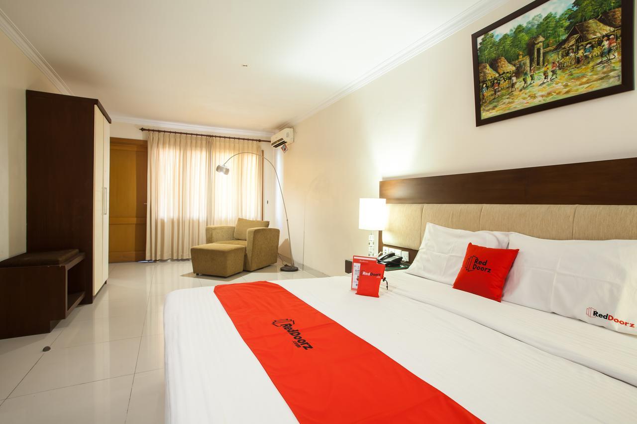 Reddoorz Premium @ Raya Nginden Hotel Wonocolo Exterior photo