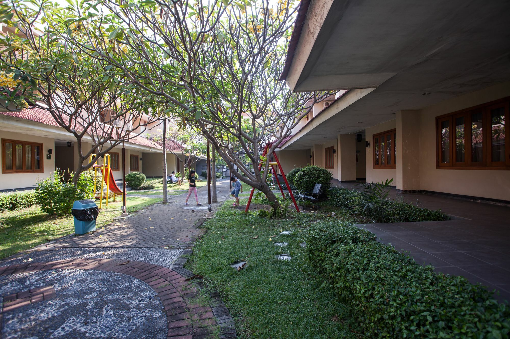 Reddoorz Premium @ Raya Nginden Hotel Wonocolo Exterior photo